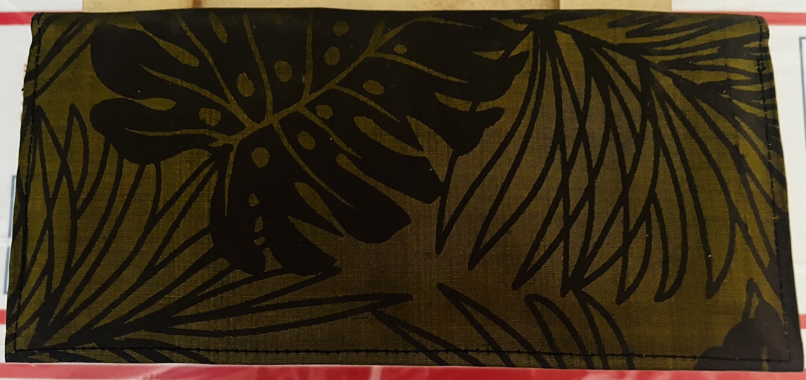 New w Tags Woman’s Silk Wallet Olive Green w Black Tropical Leaves High Class