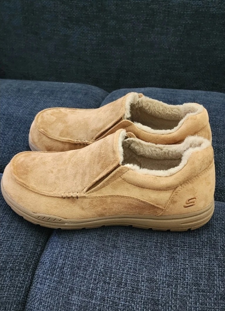 SKECHERS Relaxed Fit Memory Foam 360 Men’s Lined Suede Slippers Tan 10 M