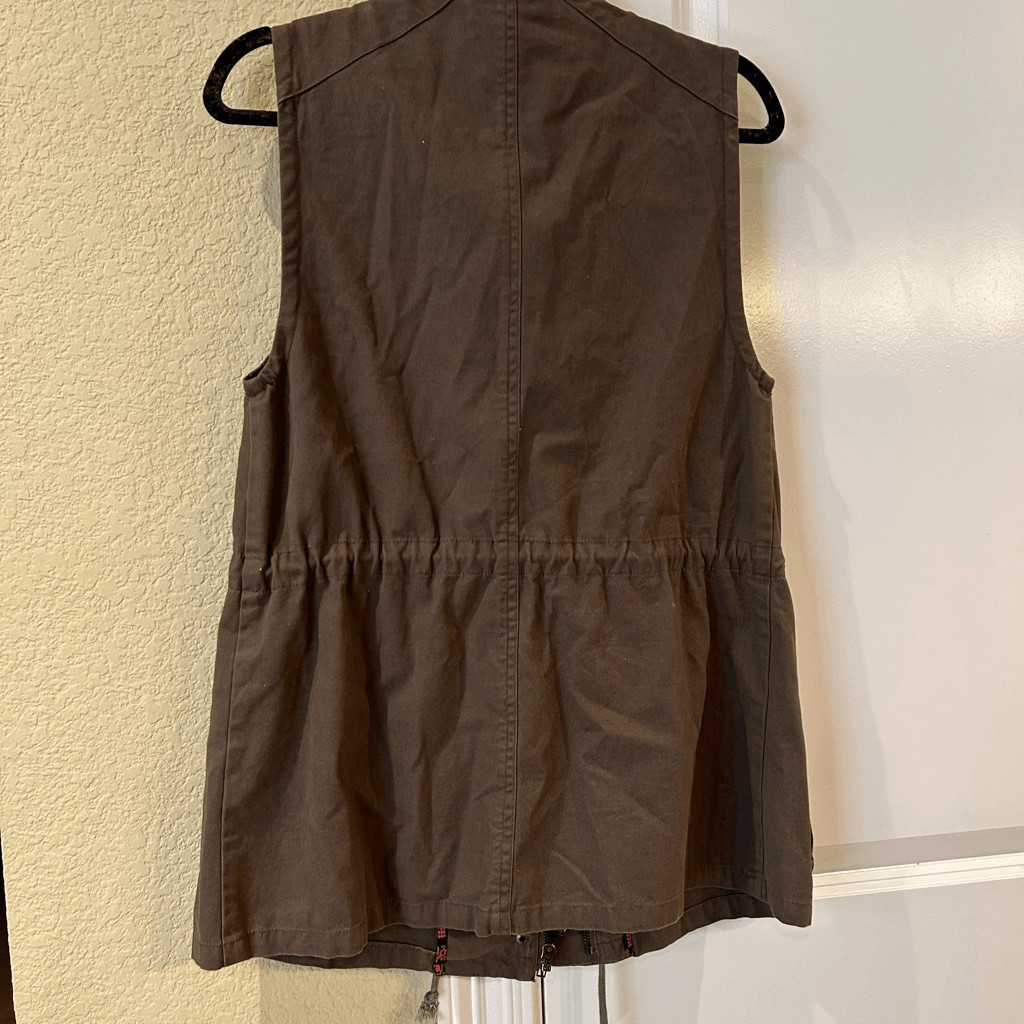 En Creme olive cargo vest with multi colored pocket size medium NWT