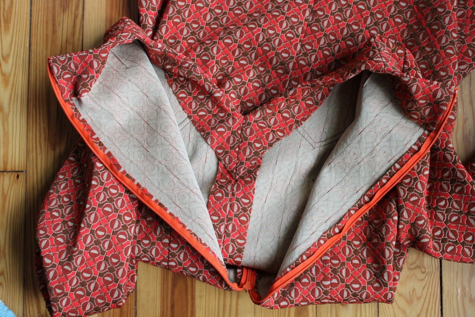 Vtg Unbranded 36″ Bust Orange Brown Geometric V-Neck Knit Fabric Belted Dress