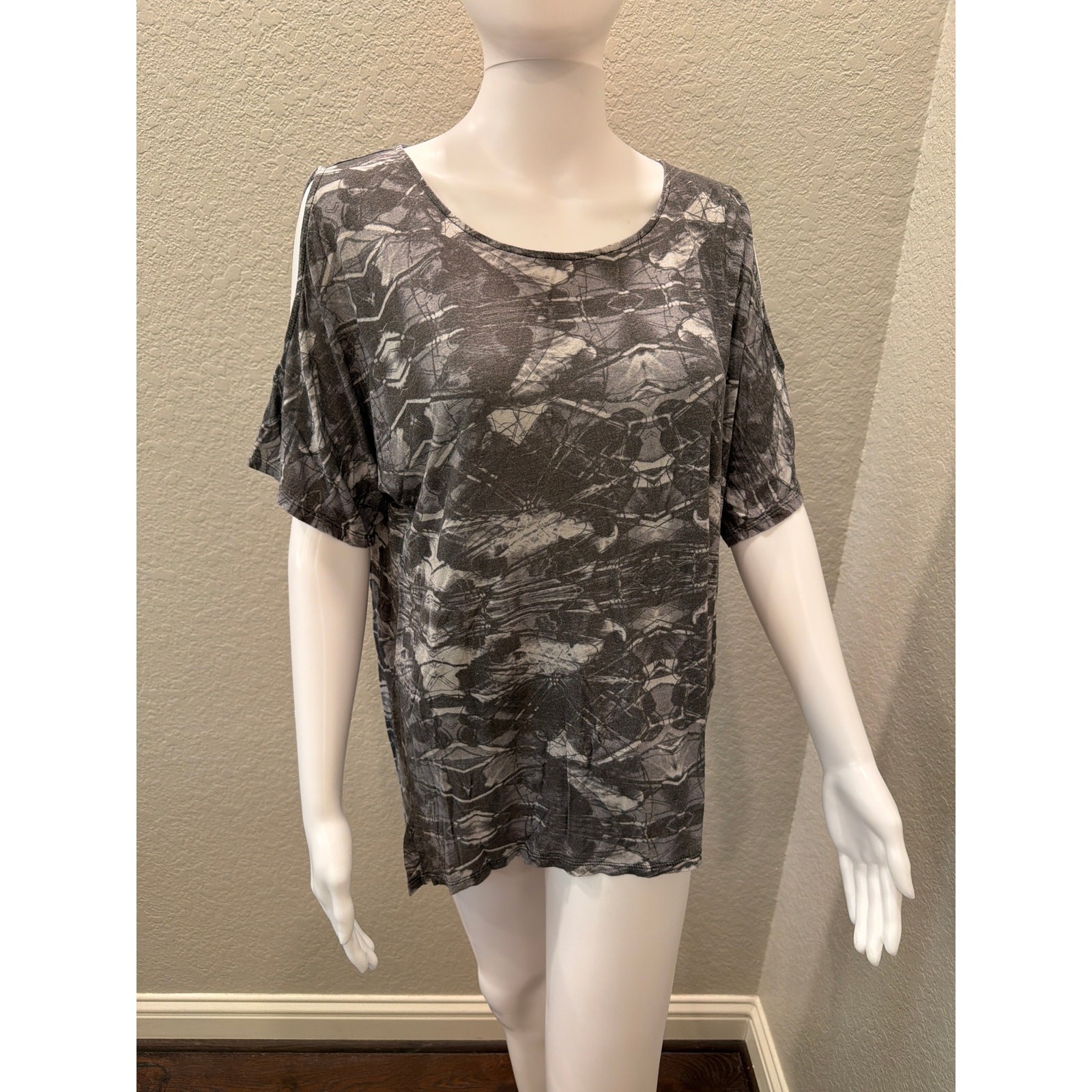 Trouvé Nordstrom Cold Shoulder Graphic Print Top – Size Small