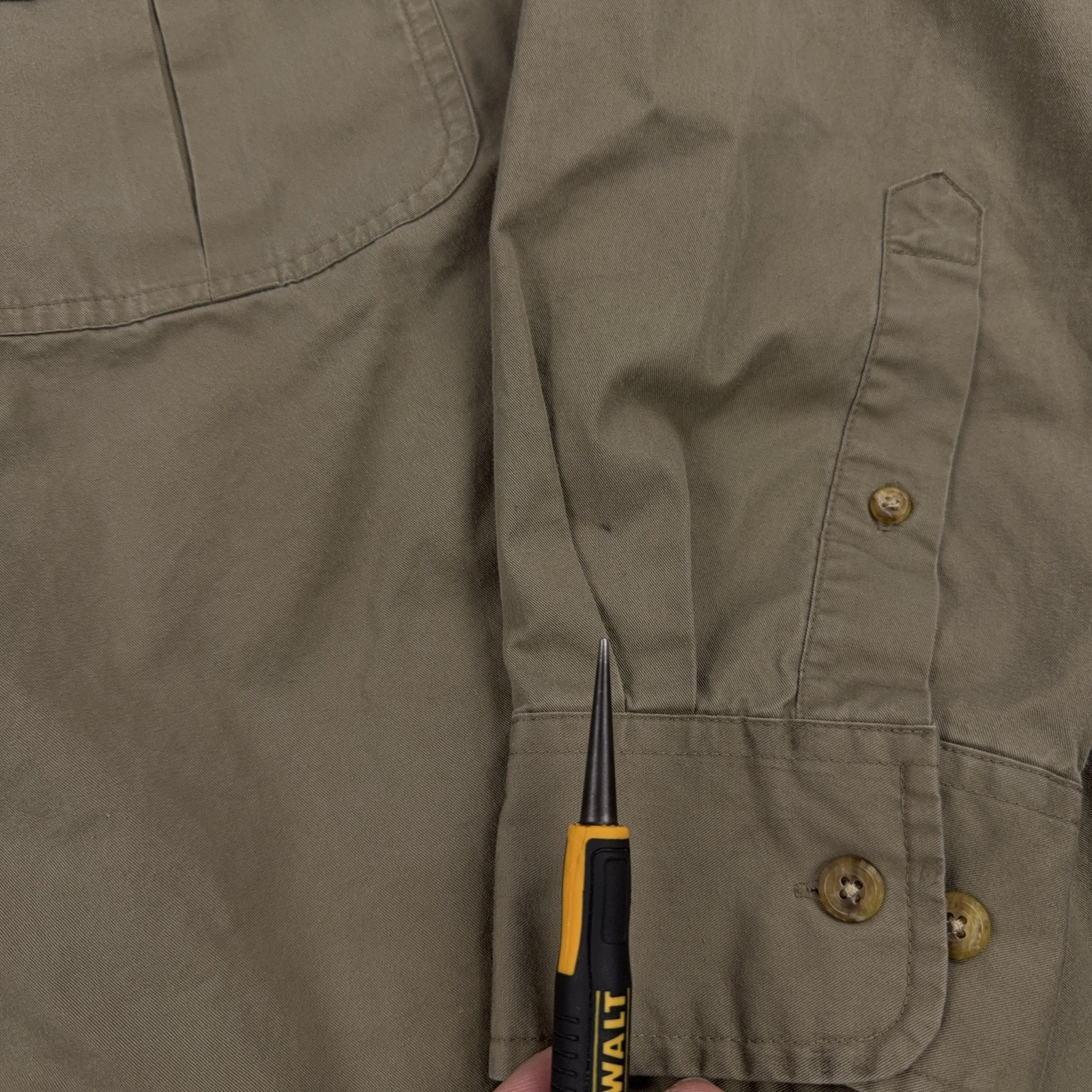 Cabelas Shirt Mens LT Beige Twill Button Up Zip Pocket Outdoor Workwear Hunting