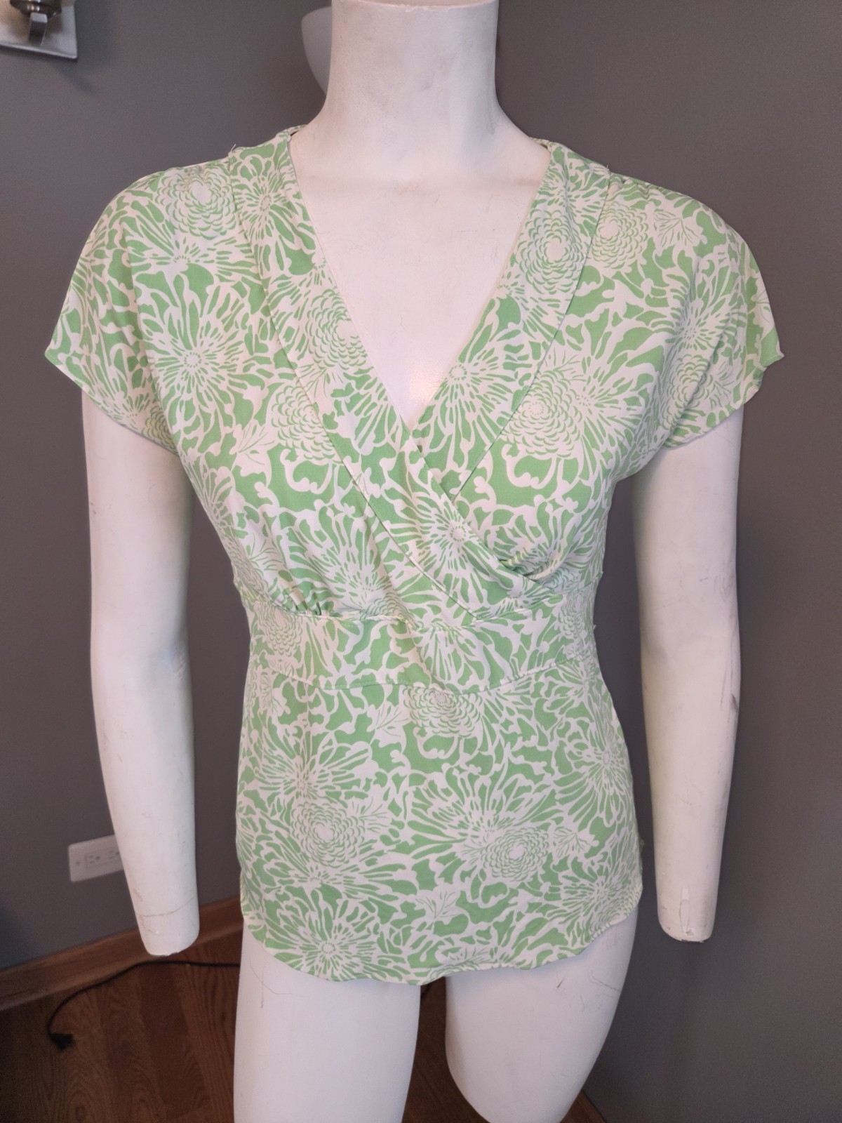 Banana Republic Green White Floral V-Neck Ruched Stretch Cap Sleeve Top M 4