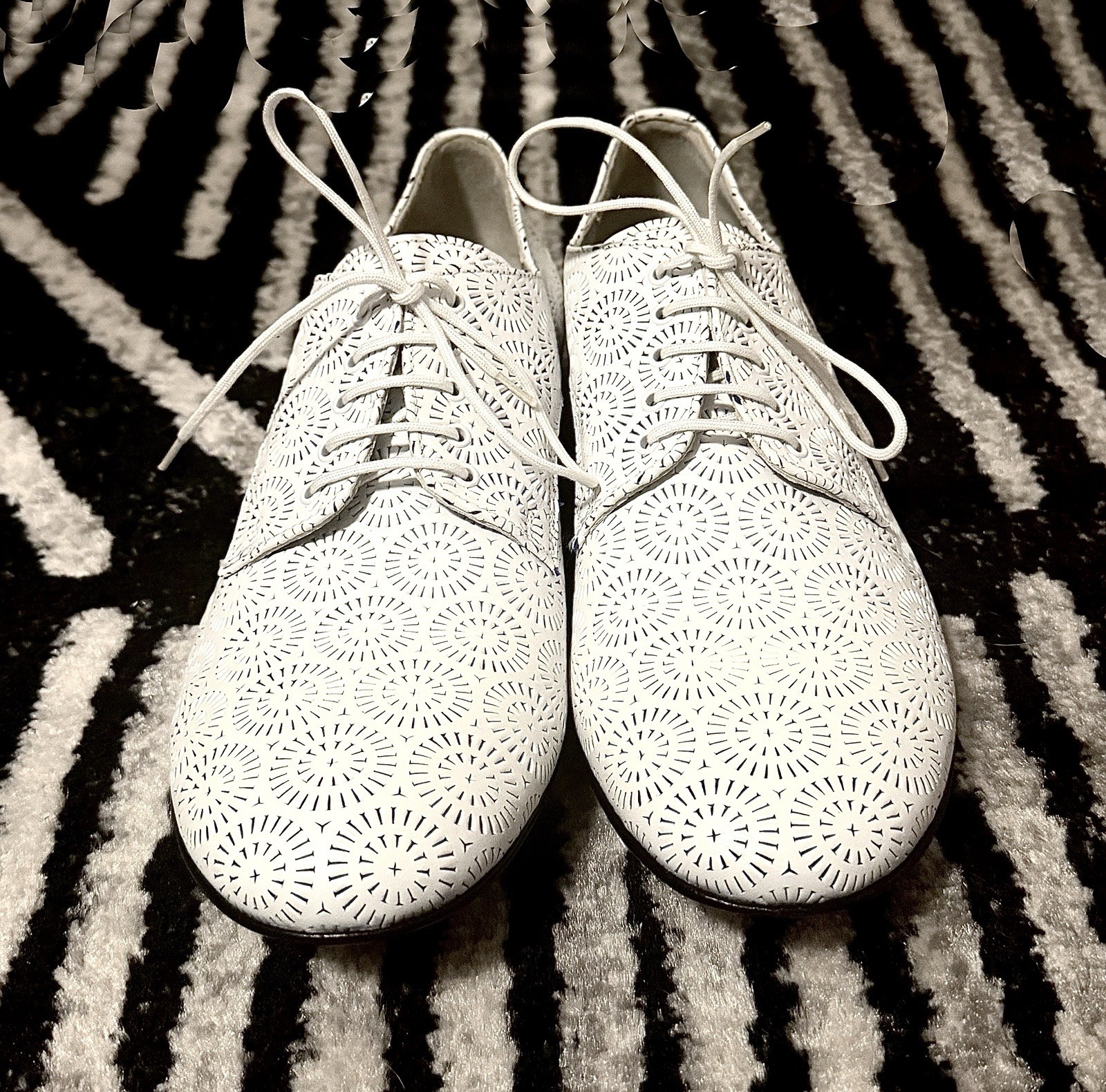 CESARE PACIOTTI. NEW! White Perforated Cir. Design,Gorgeous. UK 8/US 8.5-9 NEW!