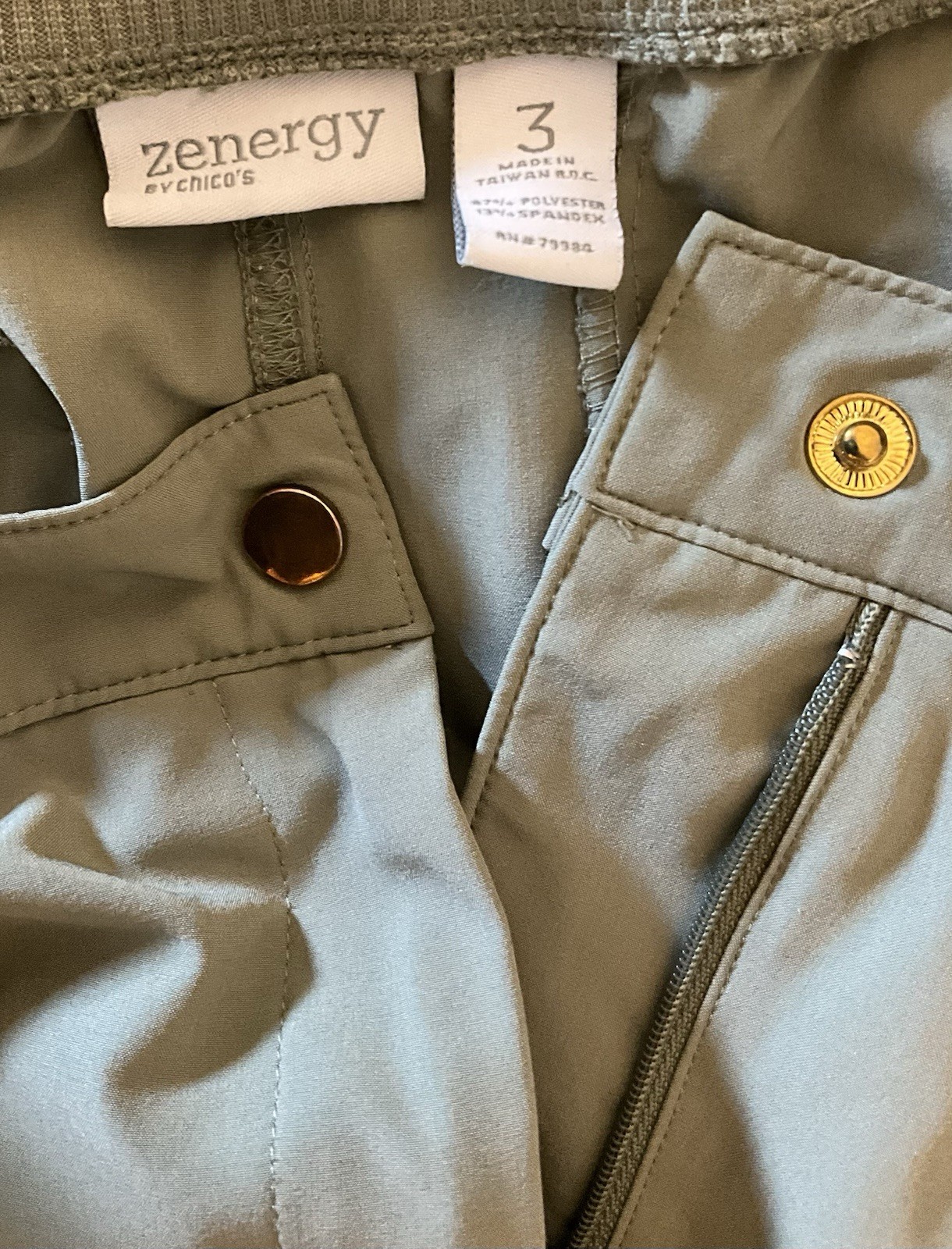 Chico’s Zenergy Cargo Capri Pants Size 3 Poly Blend Khaki Green Easy care EUC