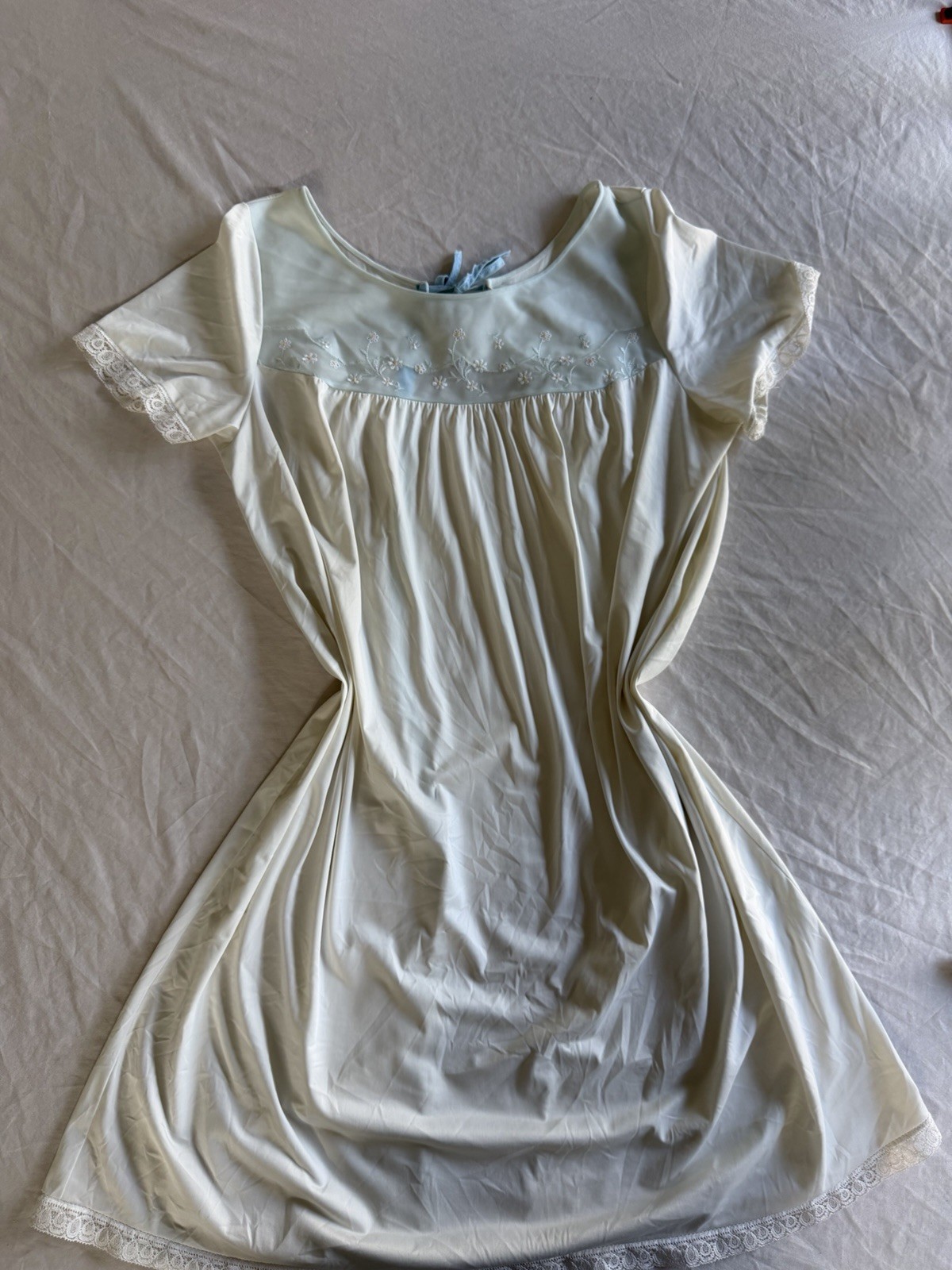 American Vintage Women’s M White Nylon Nightgown Short Sleeve Lace Bow Tie