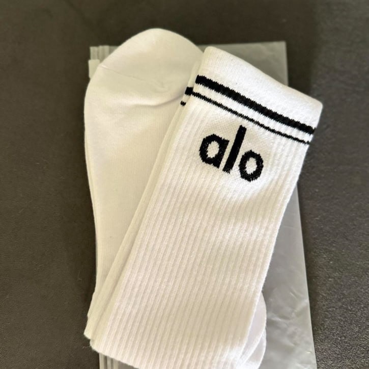 4-Pair AIo Unisex Crew Socks White Medium Athletic Casual Everyday Wear NWT