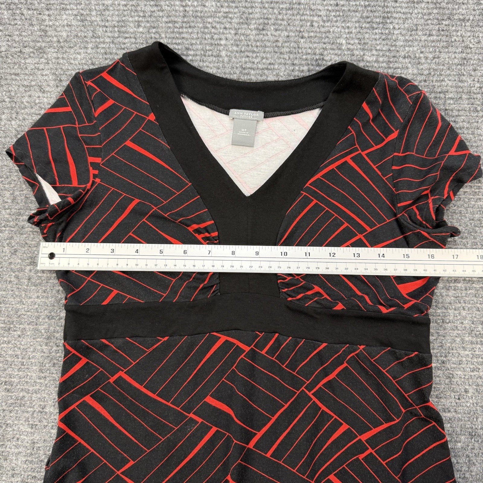 Ann Taylor Petite Medium V Neck Top Black Red Print Short Sleeve Stretch