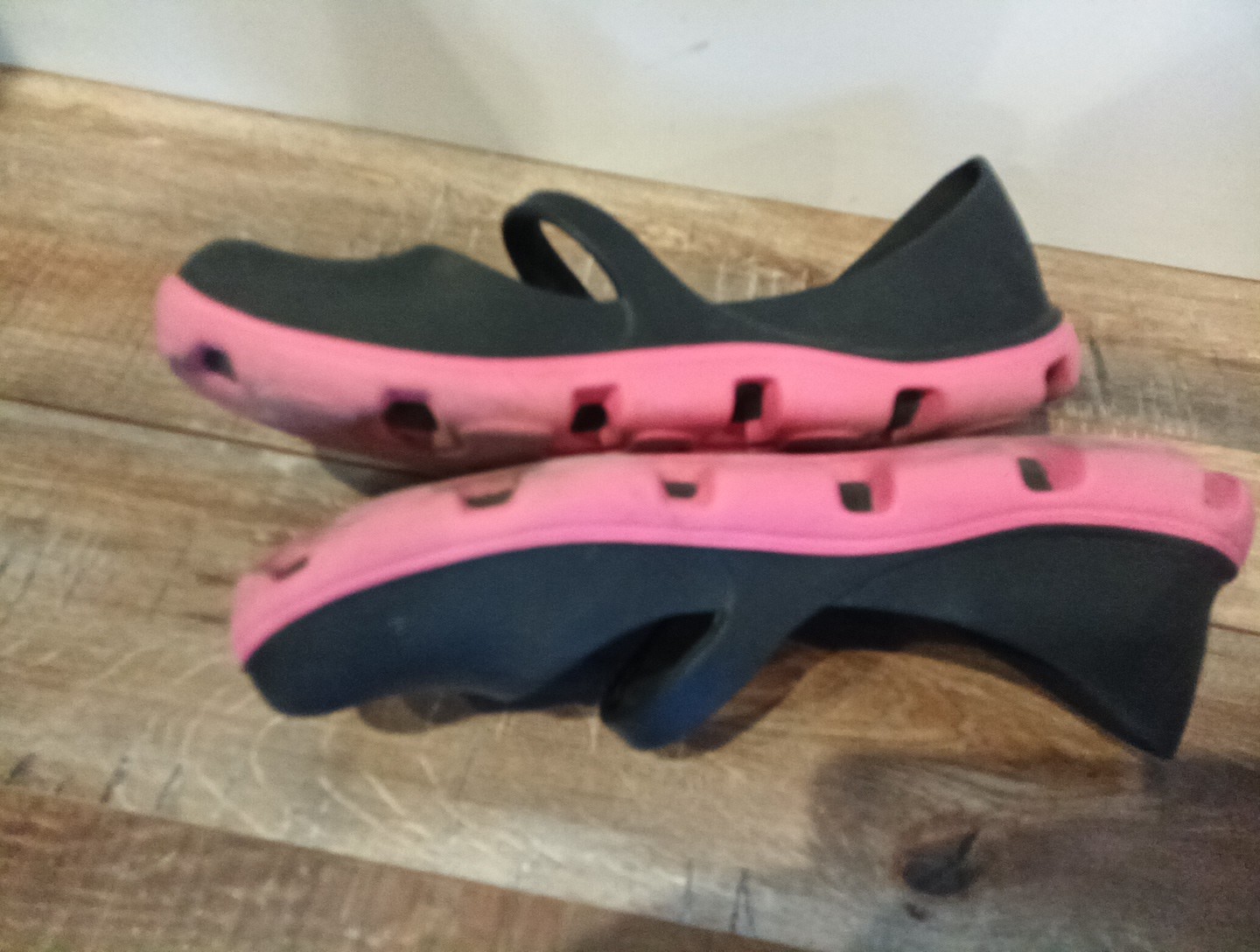 Womens Crocs Shoes Black Size 9 M Rubber Low Slip on Mary Jane Black Hot Pink