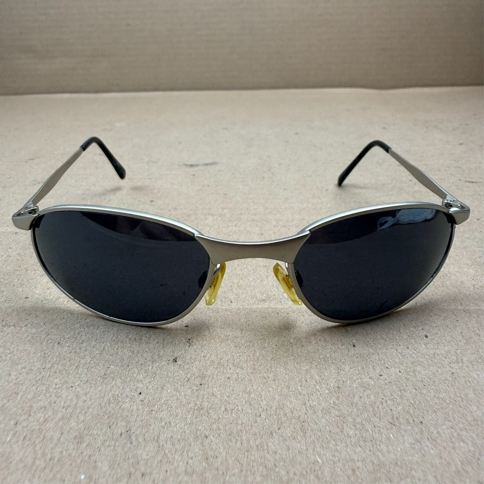 Men’s Vintage Style Silver Frame Sunglasses – DAMAGE: Scratches on Lens