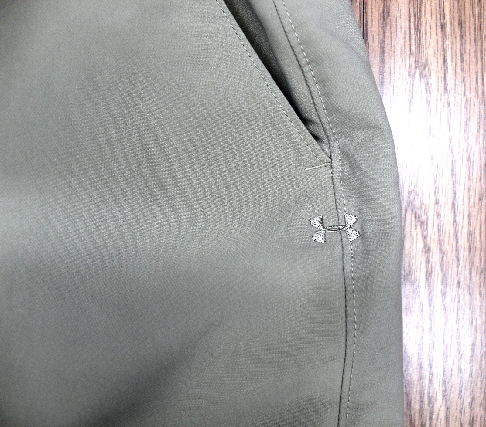 UNDER ARMOUR REGULAR FIT GOLF PANTS NYLON/POLY/SPANDEX KHAKI Sz 34W x 32L