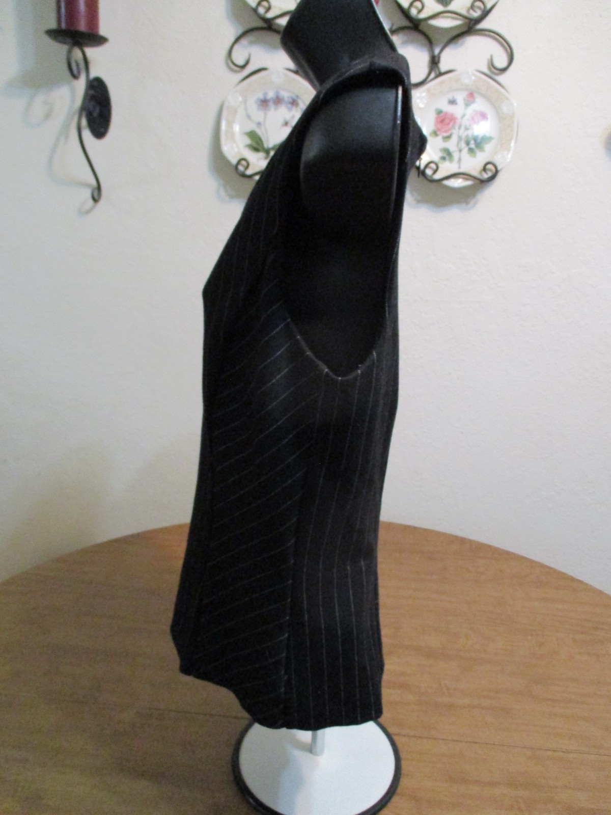 WHITE HOUSE BLACK MARKET SLEEVELESS ZIPPER BLACK V NECK SHIRT SIZE 8