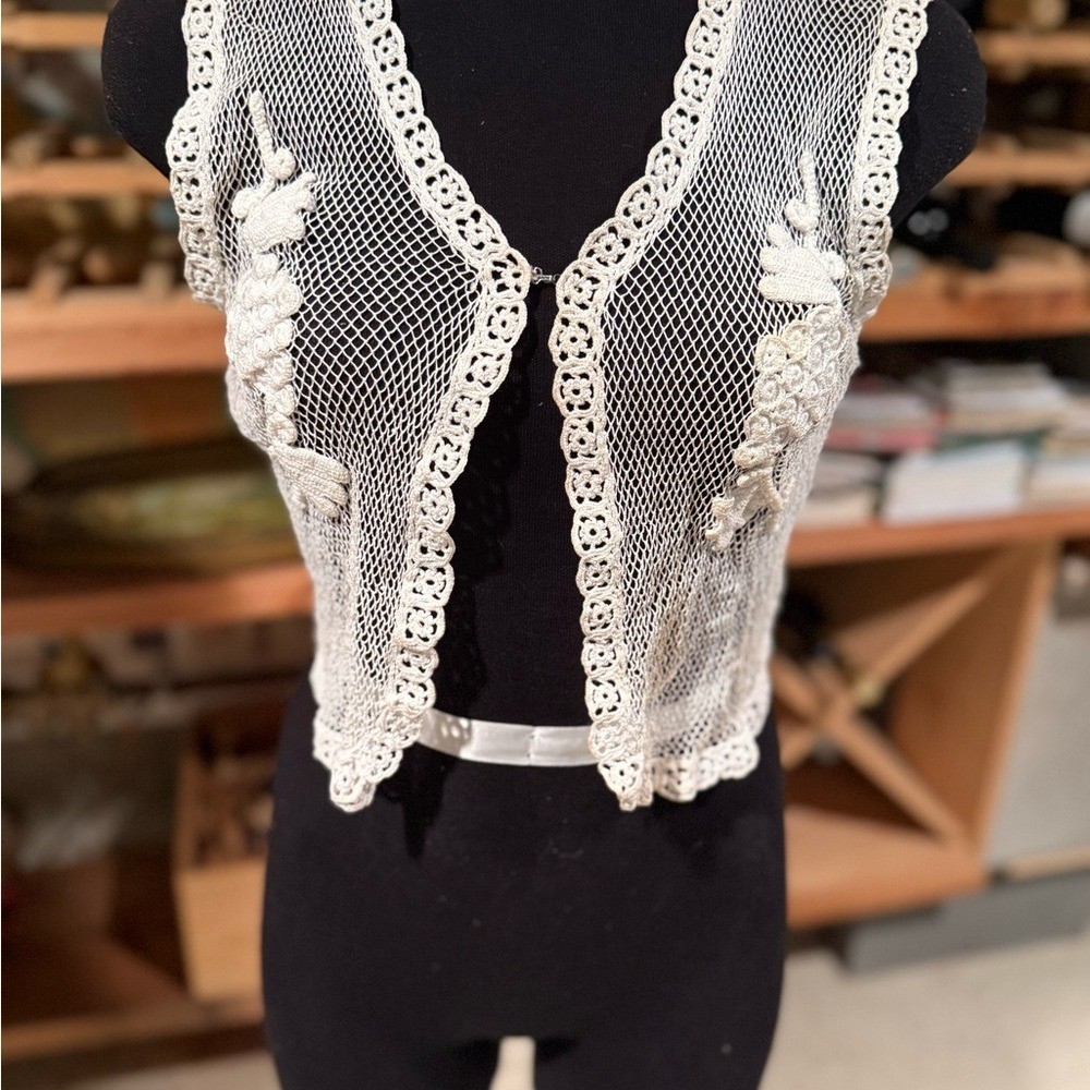 Vintage Hand Crocheted Cotton Mesh Vest Cream Floral Applique Cottagecore Small