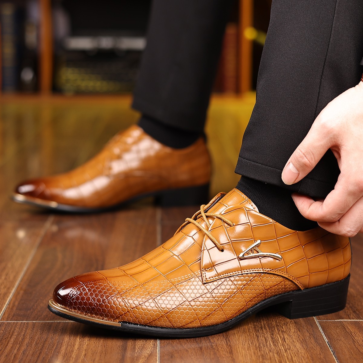 Men’s formal shoes, checkered lace up Oxford shoes, worn for formal occasions