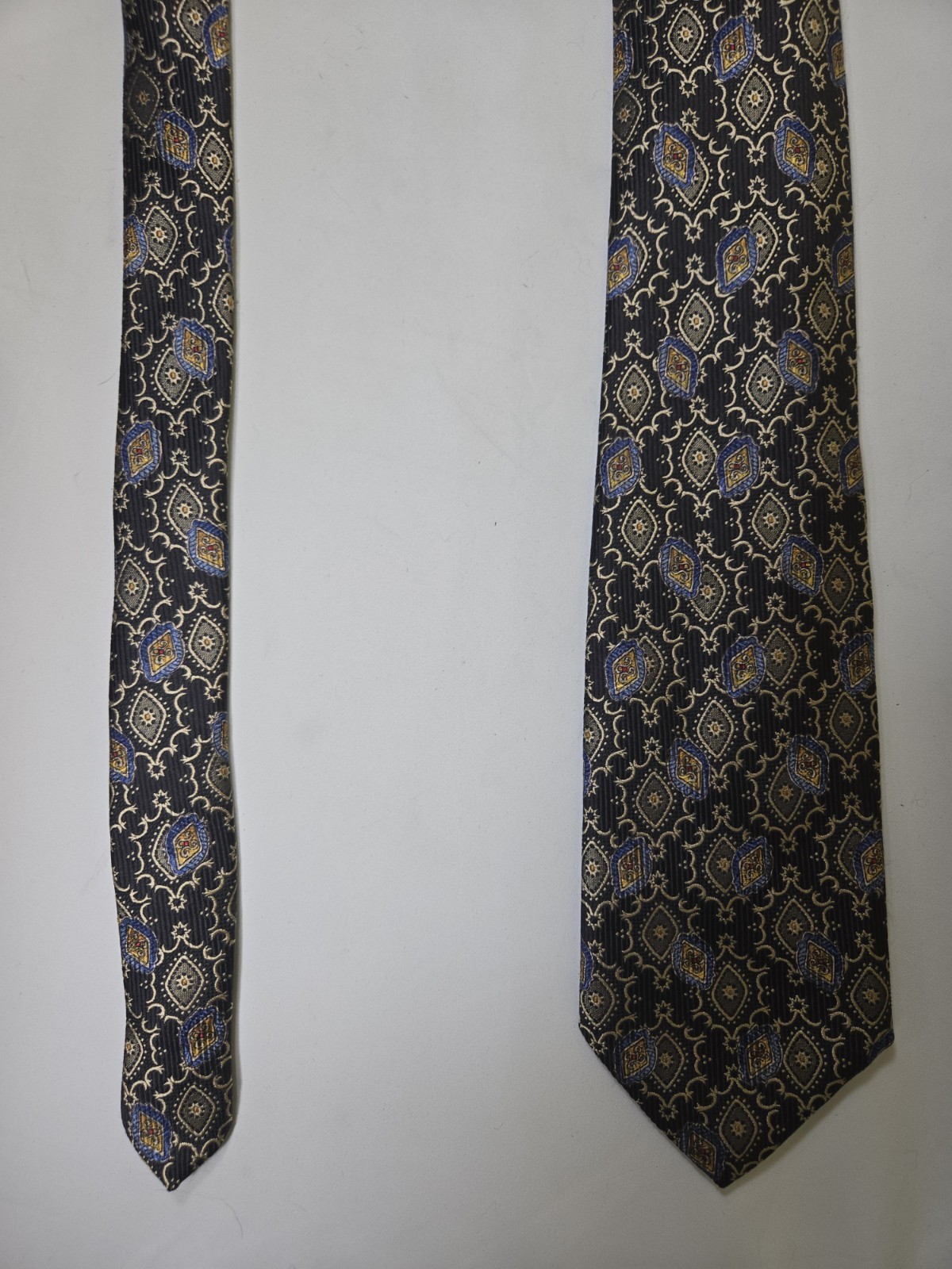Robert Talbott Men’s Silk Woven Geometric Pointed Tie Black Blue Gold