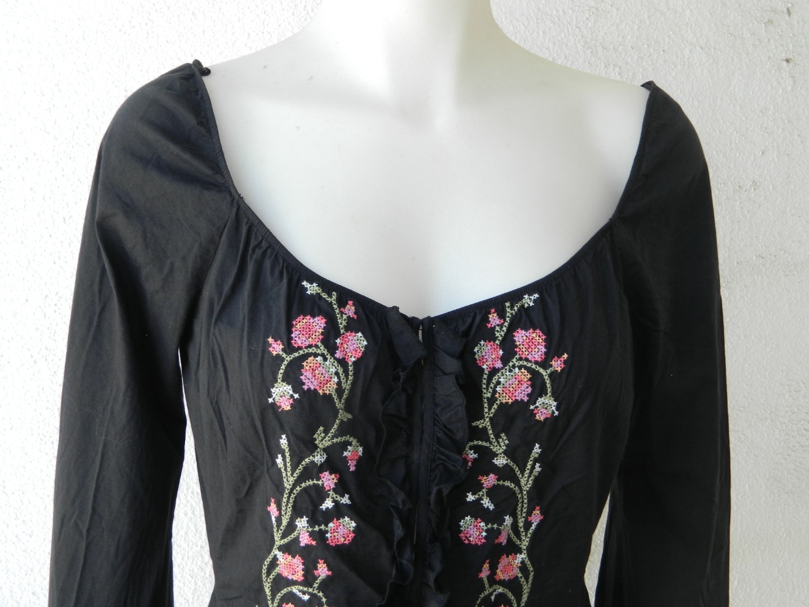 Hippie LAUNDRY by Shelli Segal Black Embroidered Peasant Style Top Size 6 BO-HO