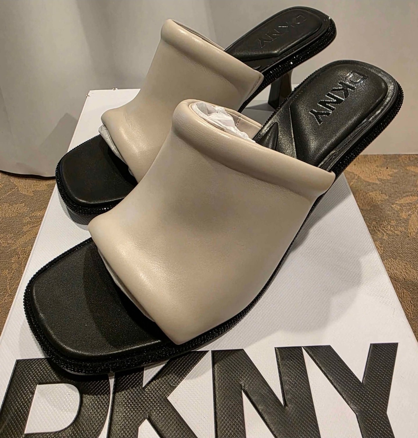 DKNY Women’s Reading Evening Heeled Sandal Mule – Soft White – New In Box