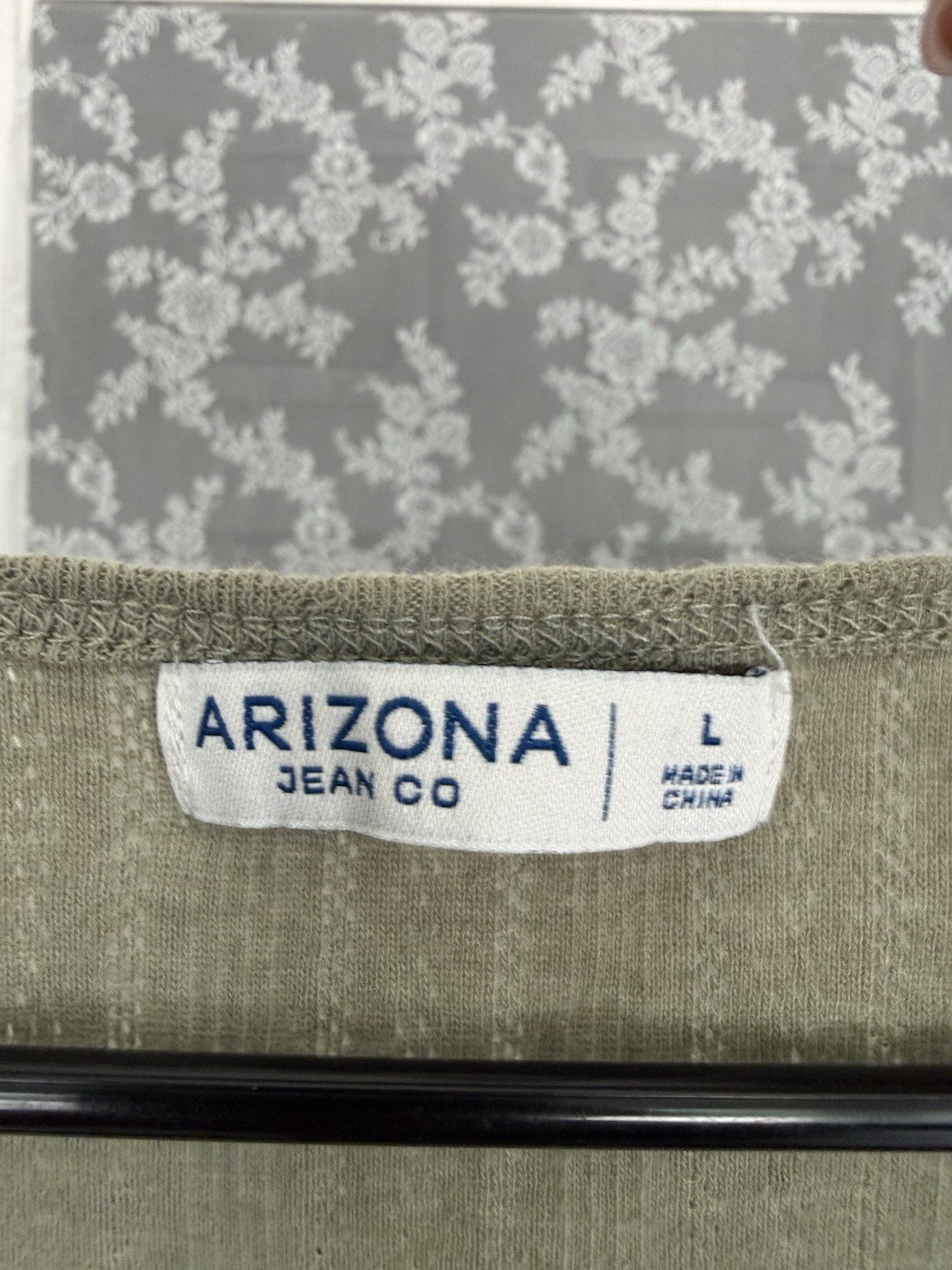 Arizona Jean Co Green Solid Ribbed Knit Button-Front V-Neck Crop Tee Women’s L