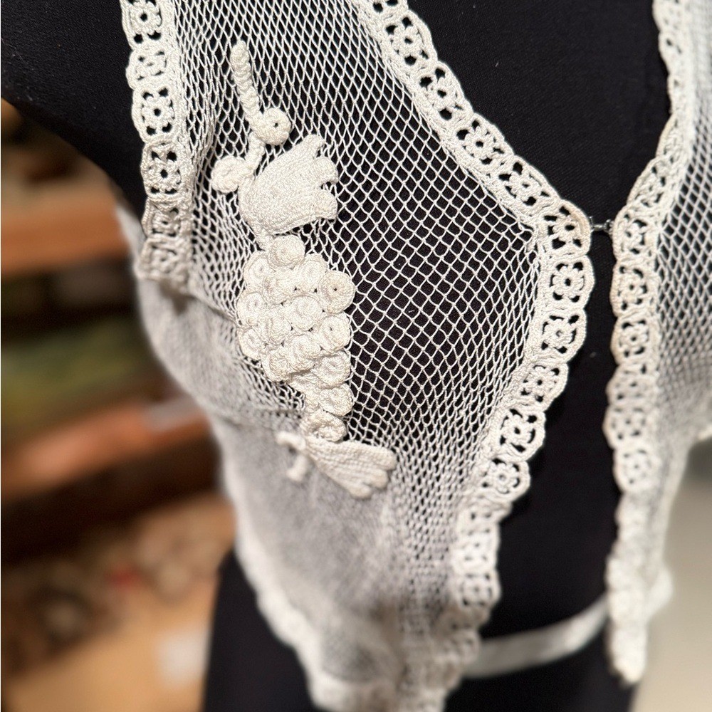 Vintage Hand Crocheted Cotton Mesh Vest Cream Floral Applique Cottagecore Small