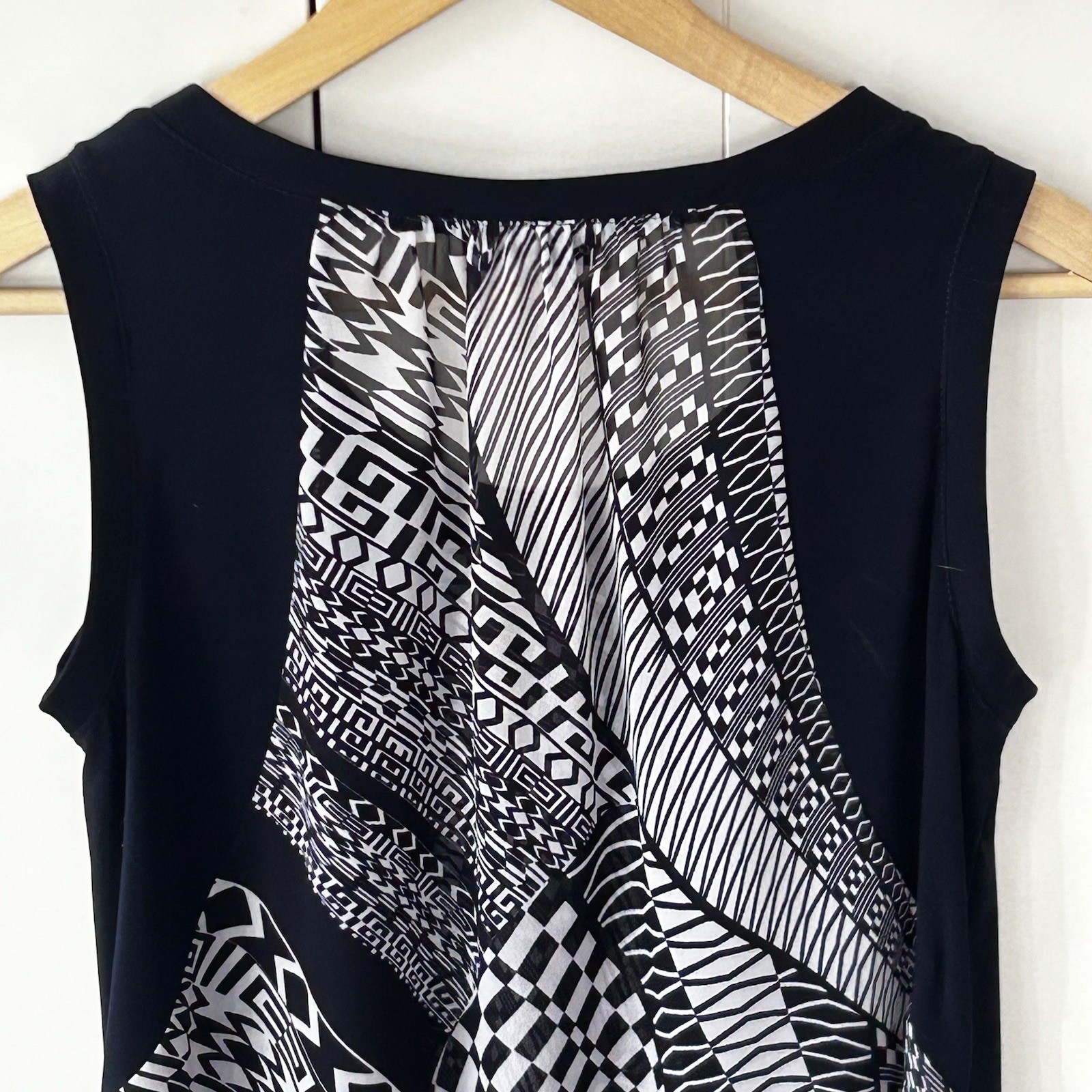 Joseph Ribkoff Top SIze 8 Black White Sleeveless Geometric Print Artsy Modern
