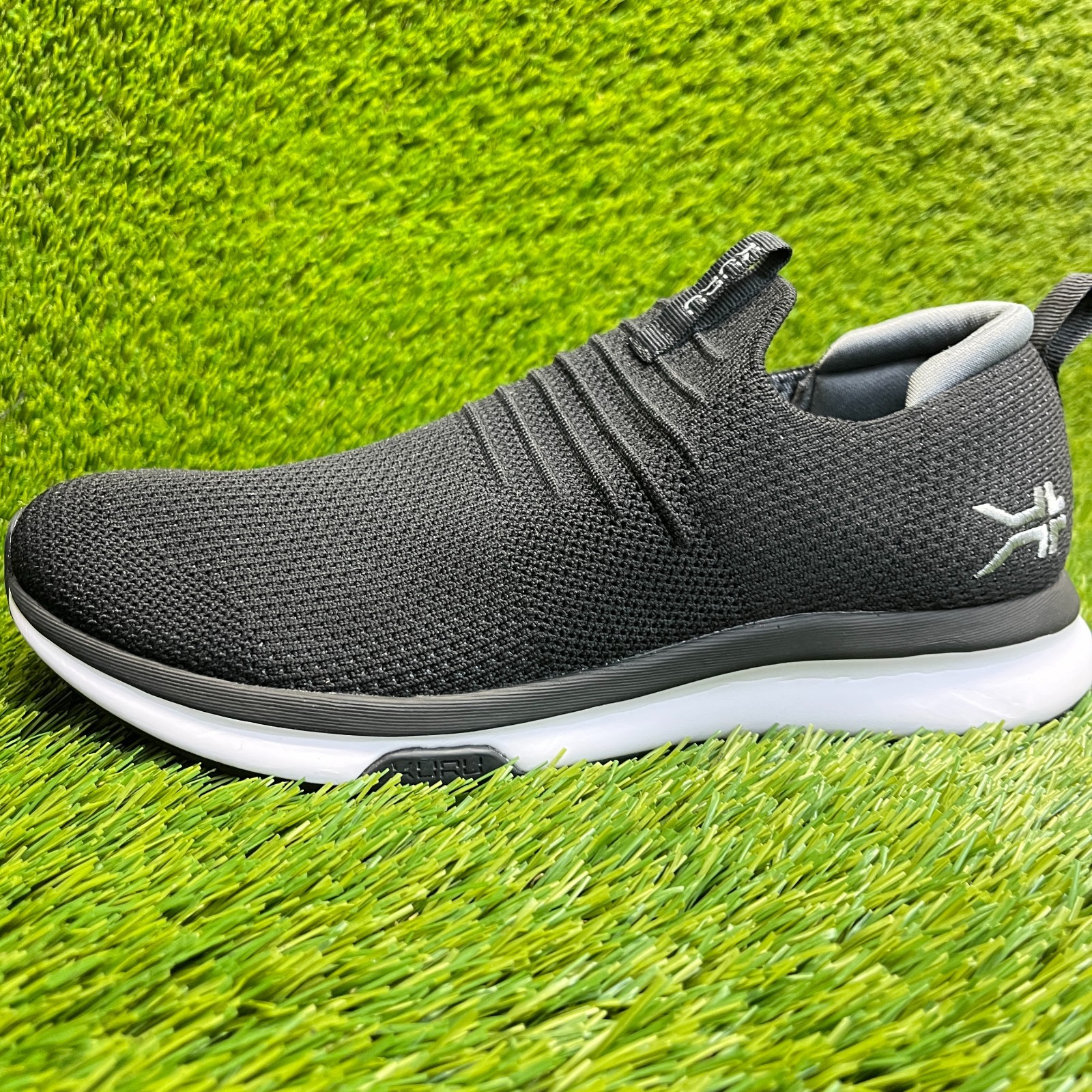 Kuru Atom Slip-On Mens Size 8 Black White Athletic Walking Shoes Sneakers