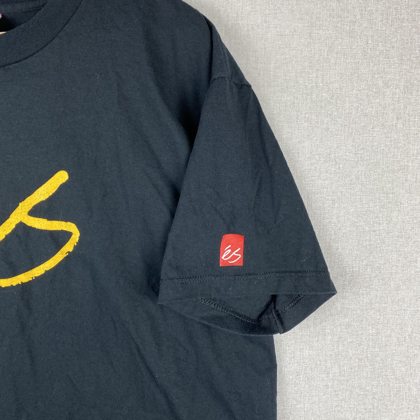 éS Skateboarding Script Logo T-Shirt Black Yellow Size L Y2K Skate Tee