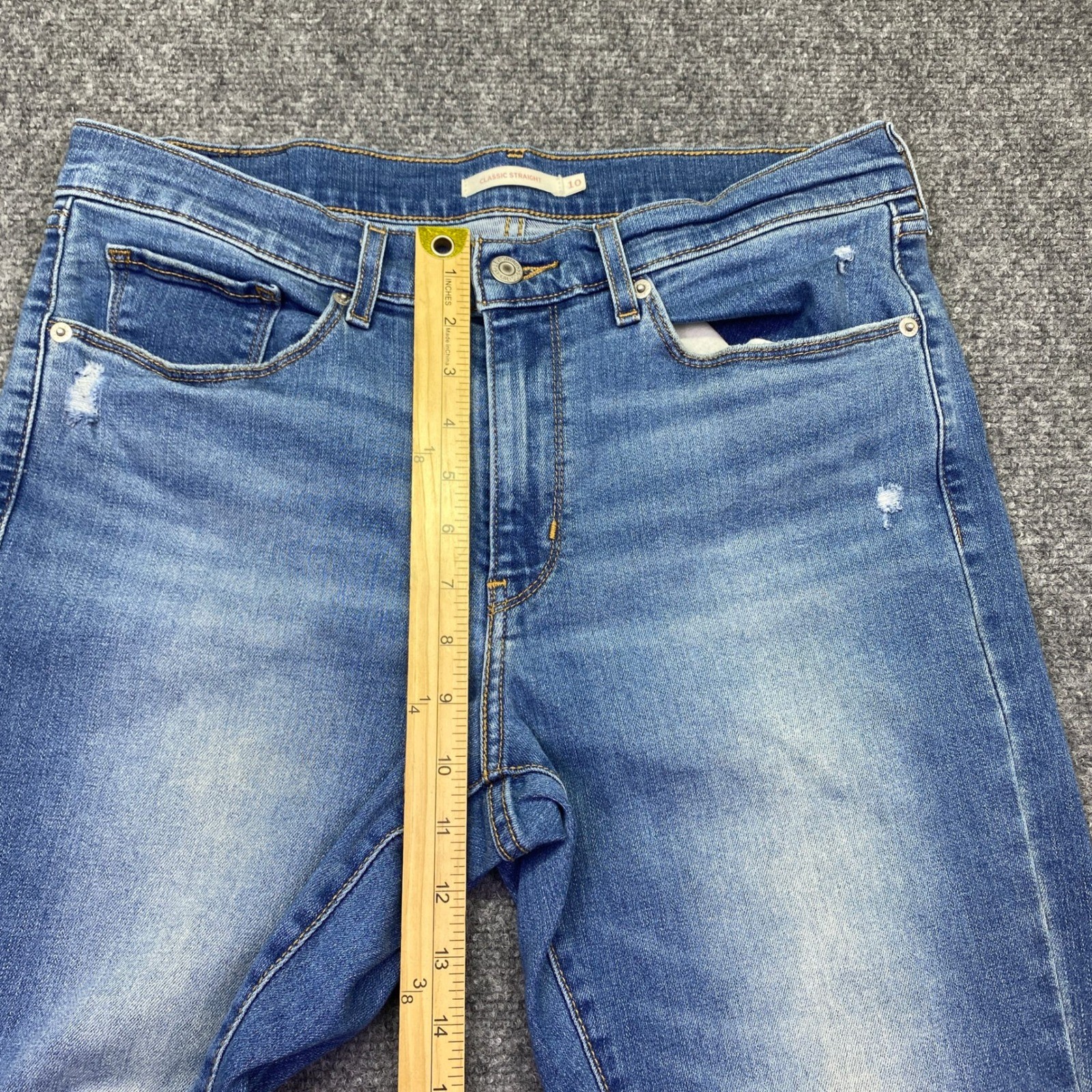 Levis 39250-0113 Womens Sz 10M Classic Straight Leg Blue Jeans Medium Wash