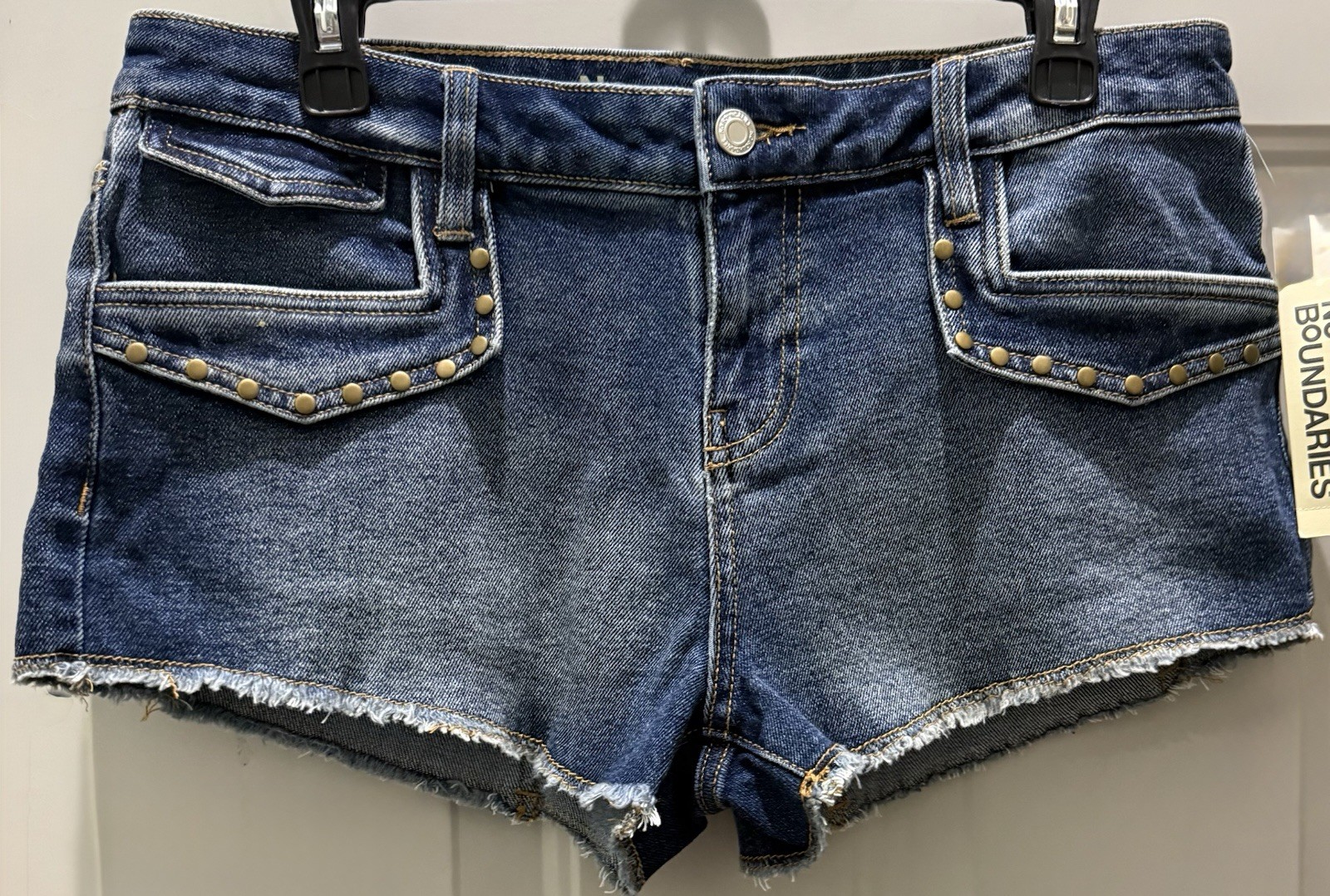 New!No Boundaries Dark Stonewash Classic Fit Studded Denim Hot Shorts. Size 10.