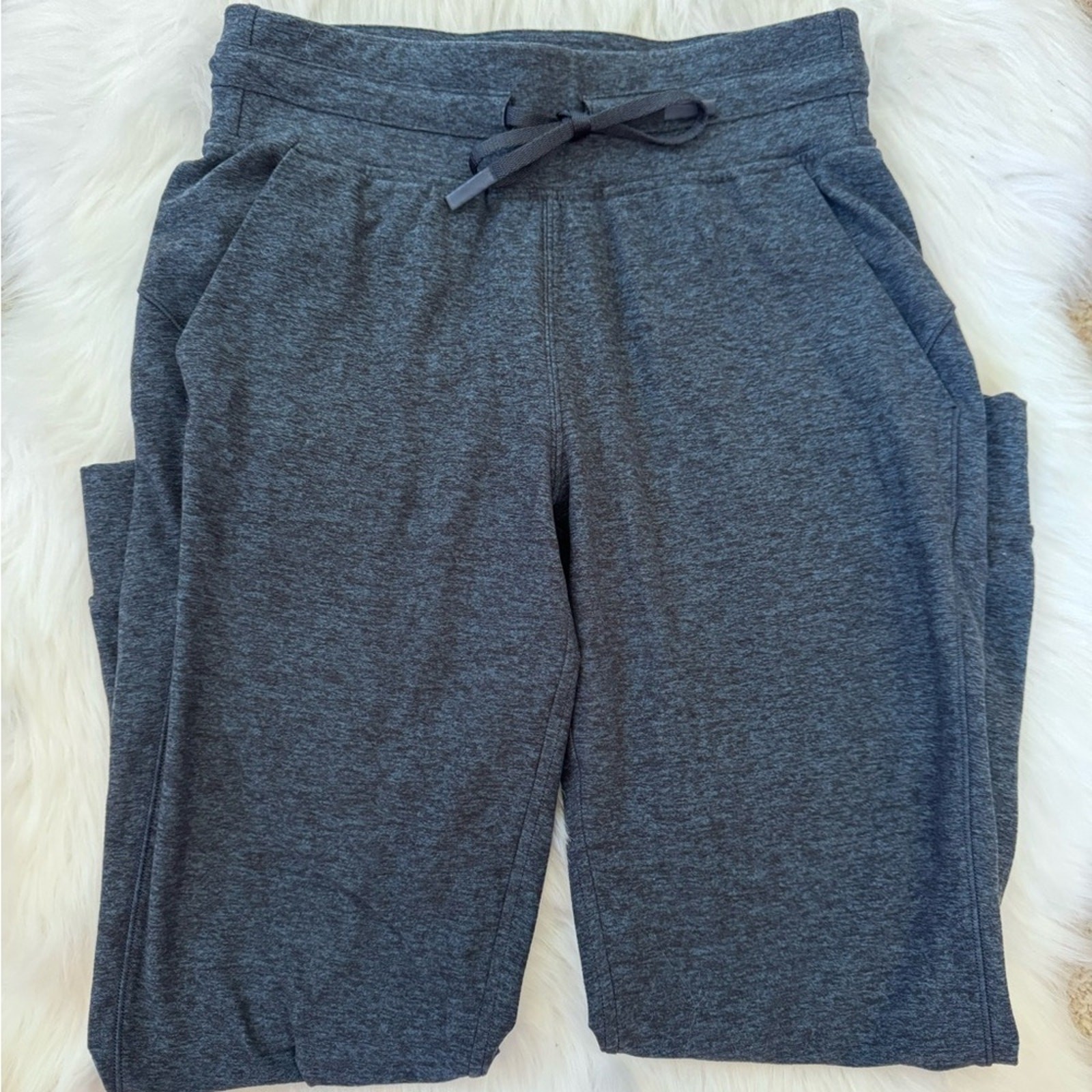 Lululemon size 4 Ready to Rulu Jogger Crop in Heathered True Navy/Black