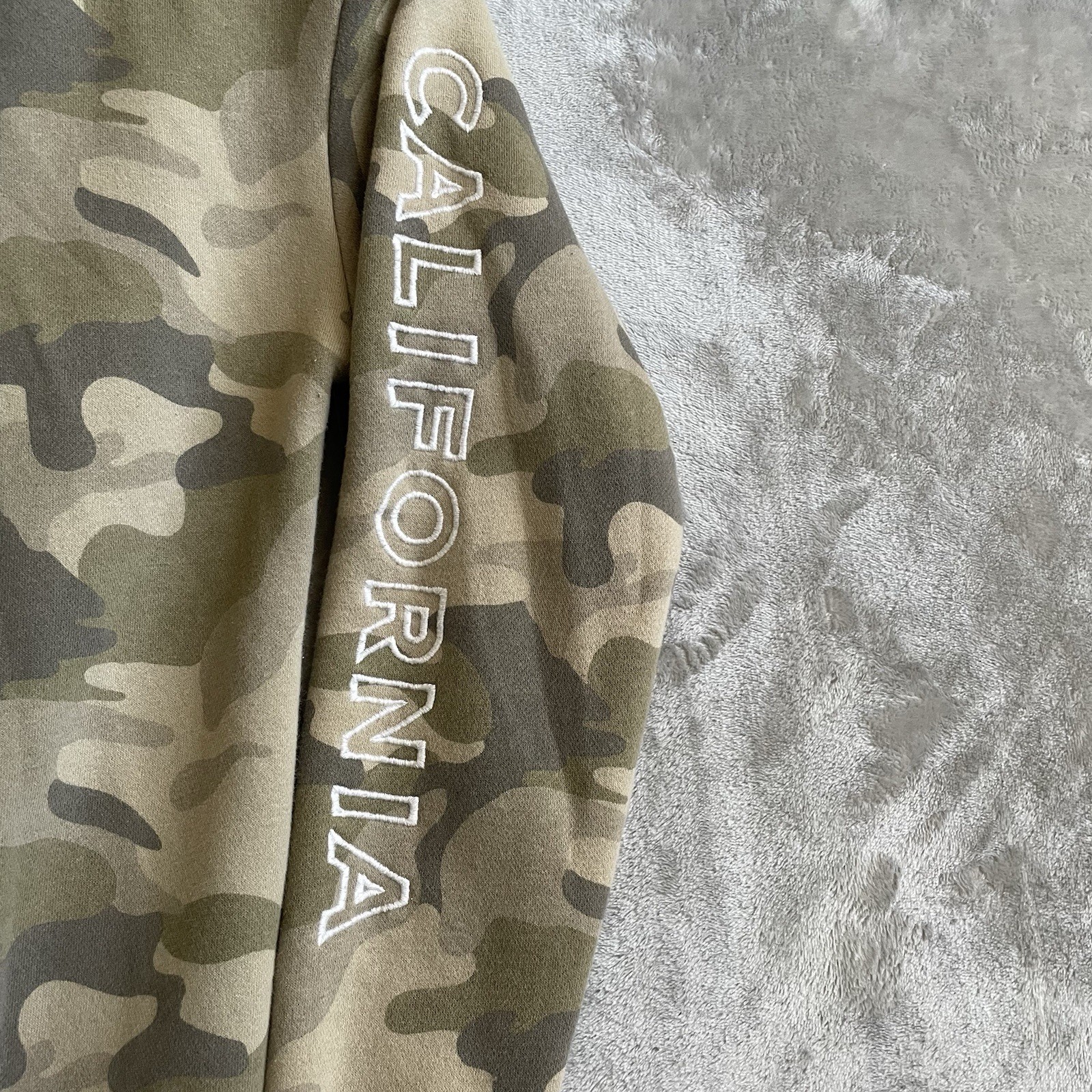 Hollister Hoodi Large Camo Print Pullover Sweatshirt Kangaroo Pocket LA