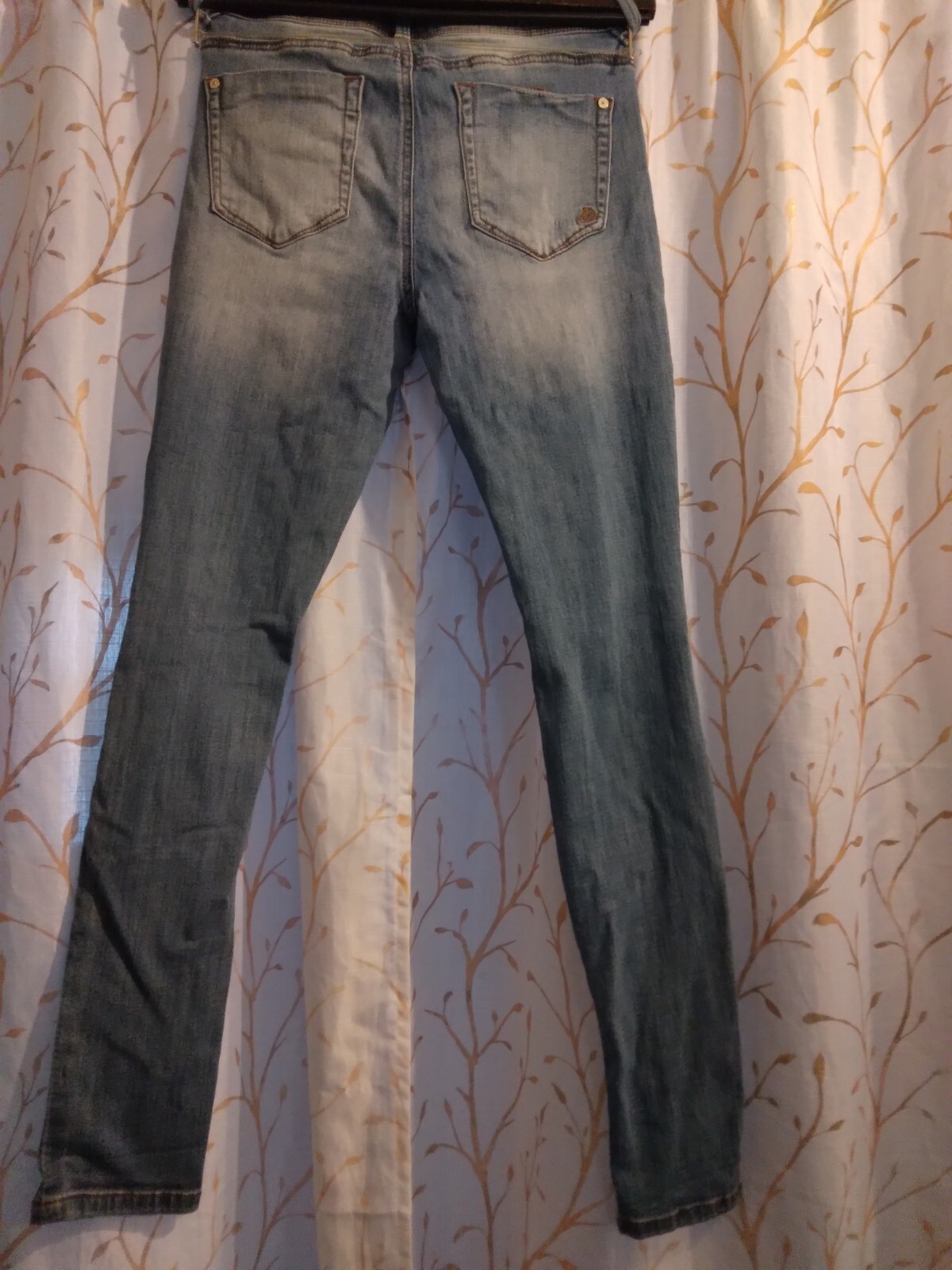 INDIGO REIN size 9(29) L 27 Med Light Wash Distressed Skinny Jeans