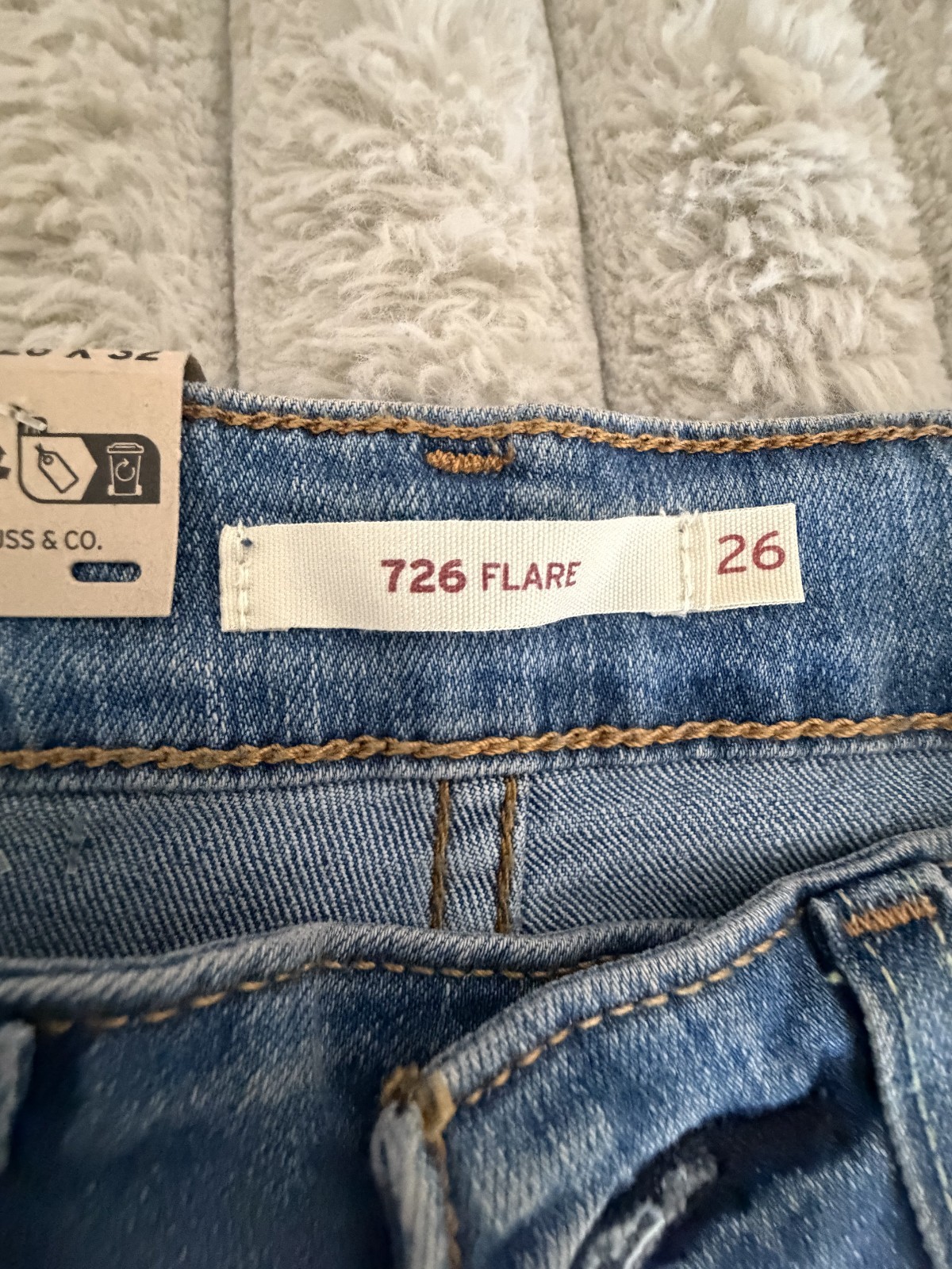 NWT Levi’s 726 High Rise Flare Jeans Women’s Size 26×32 Medium Wash Denim