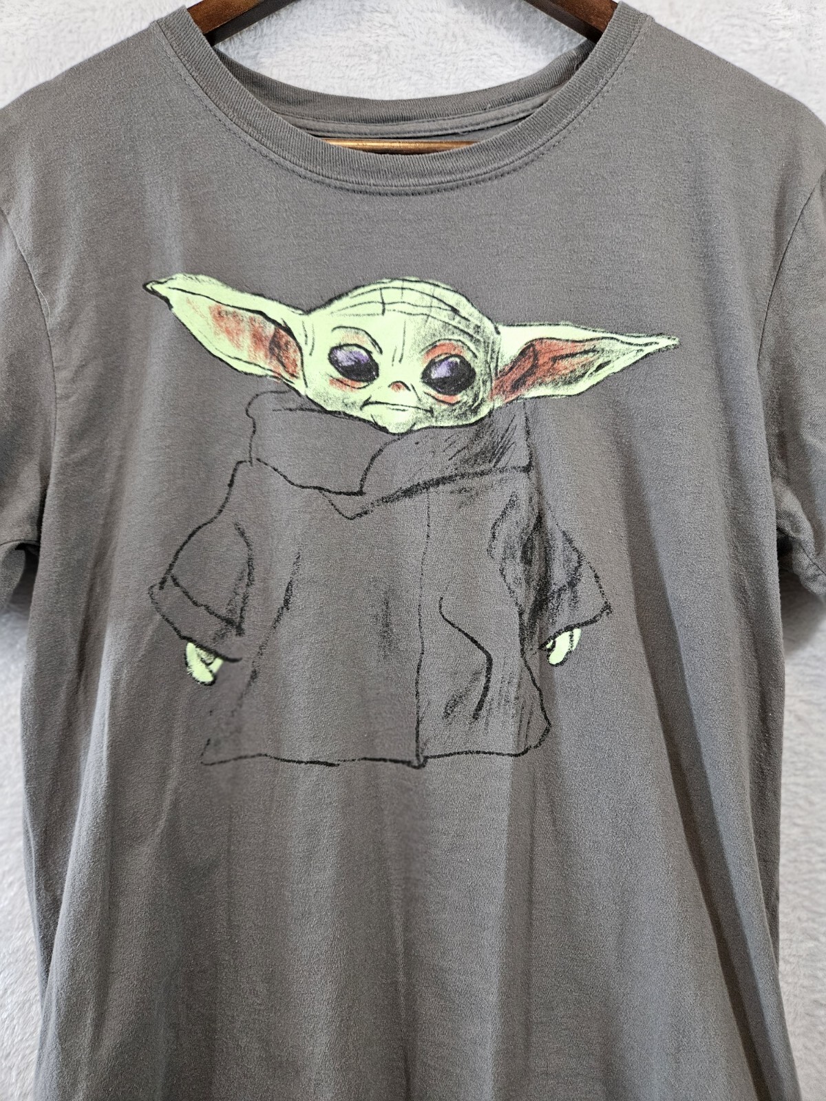 Mad Engine Mens Star Wars Medium Mandalorian Grogu Baby Yoda TShirt EUC