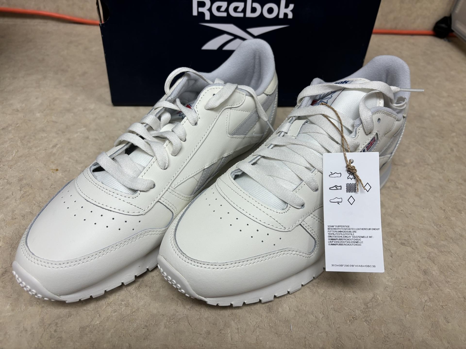 Reebok Unisex Classic Leather Sneaker Chalk/Light Grey/Alabaster HQ2230