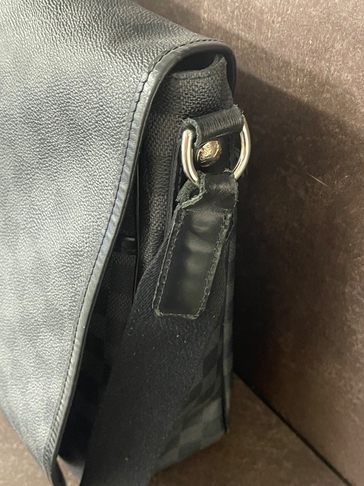 Louis Vuitton District Messenger Gm Please Read* Signs Of Heavy Wear 5.5/10