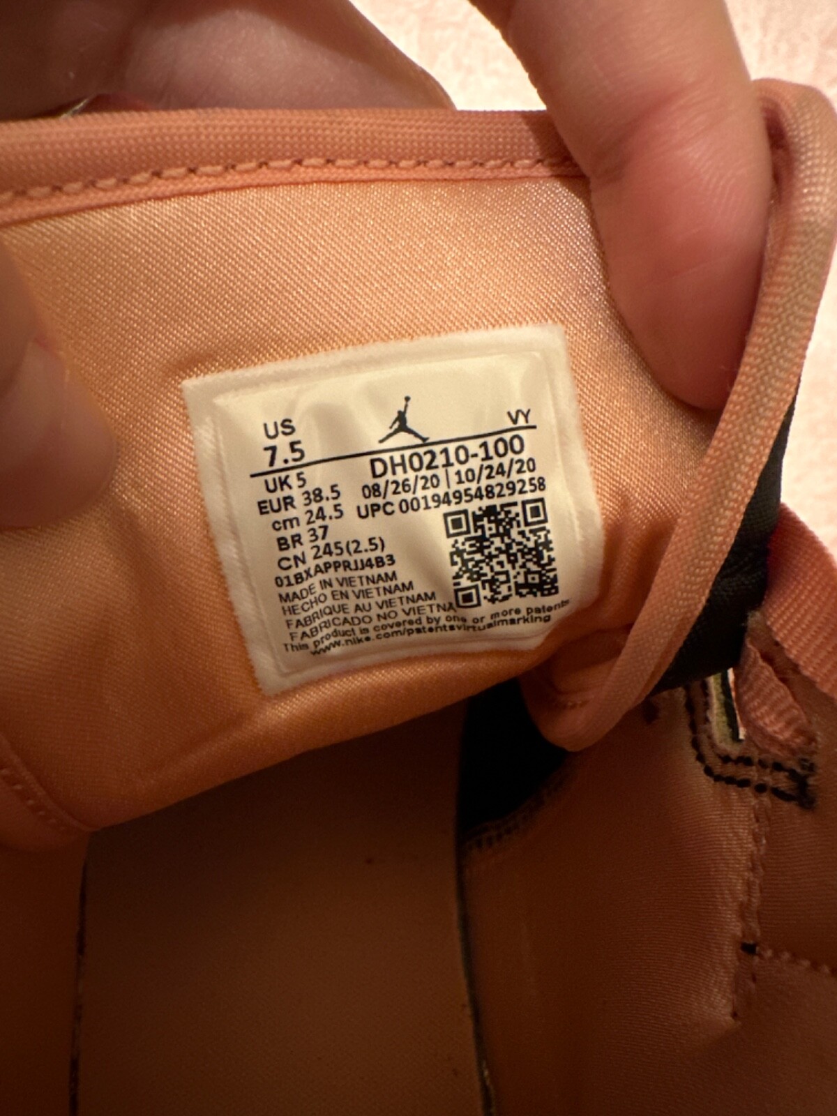 US W Size 7.5 – Wmns Air Jordan 1 mid SE “Peach Mocha”