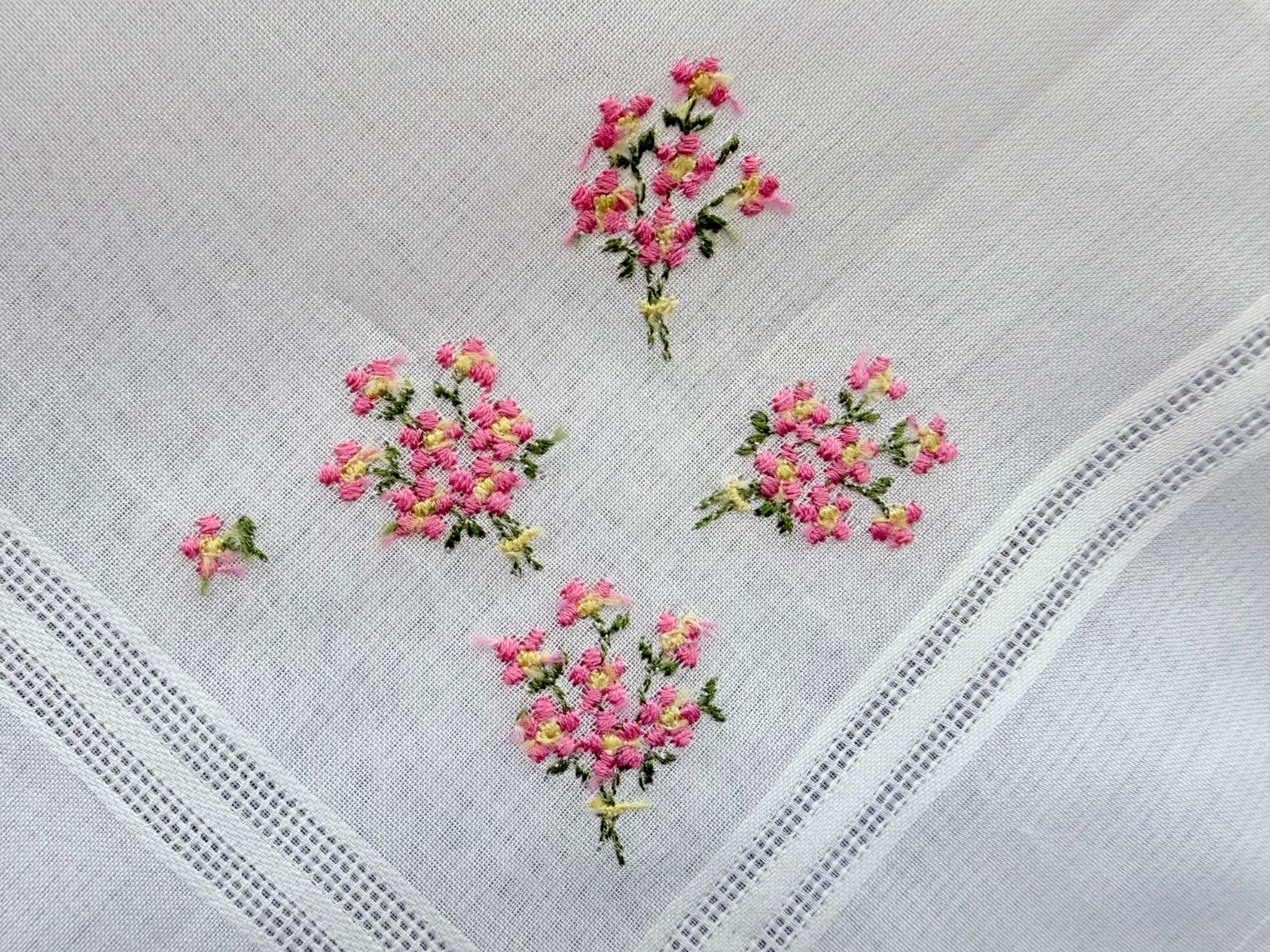 VINTAGE HANKY 1950s PINK EMBROIDERED FLORALS HAND CROCHET EDGES SWEET & PRETTY