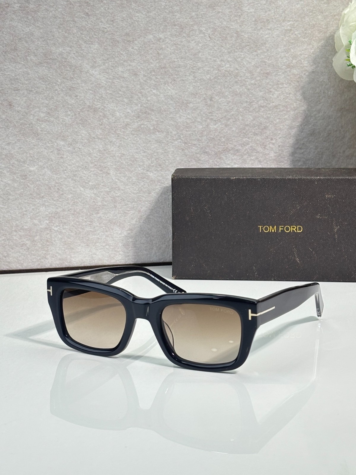 Tom Ford FT1327 Lcon-02 sunglasses Black frames Gradient Tea Lens