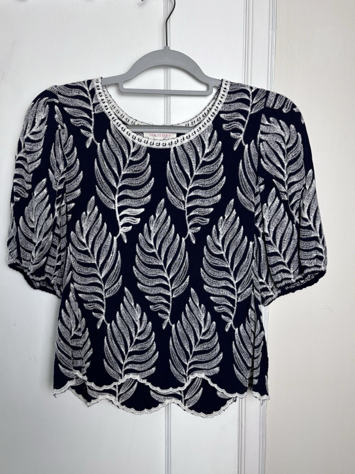 Solitaire Women’s Navy & White Leaf/Botanical Blouse Size S