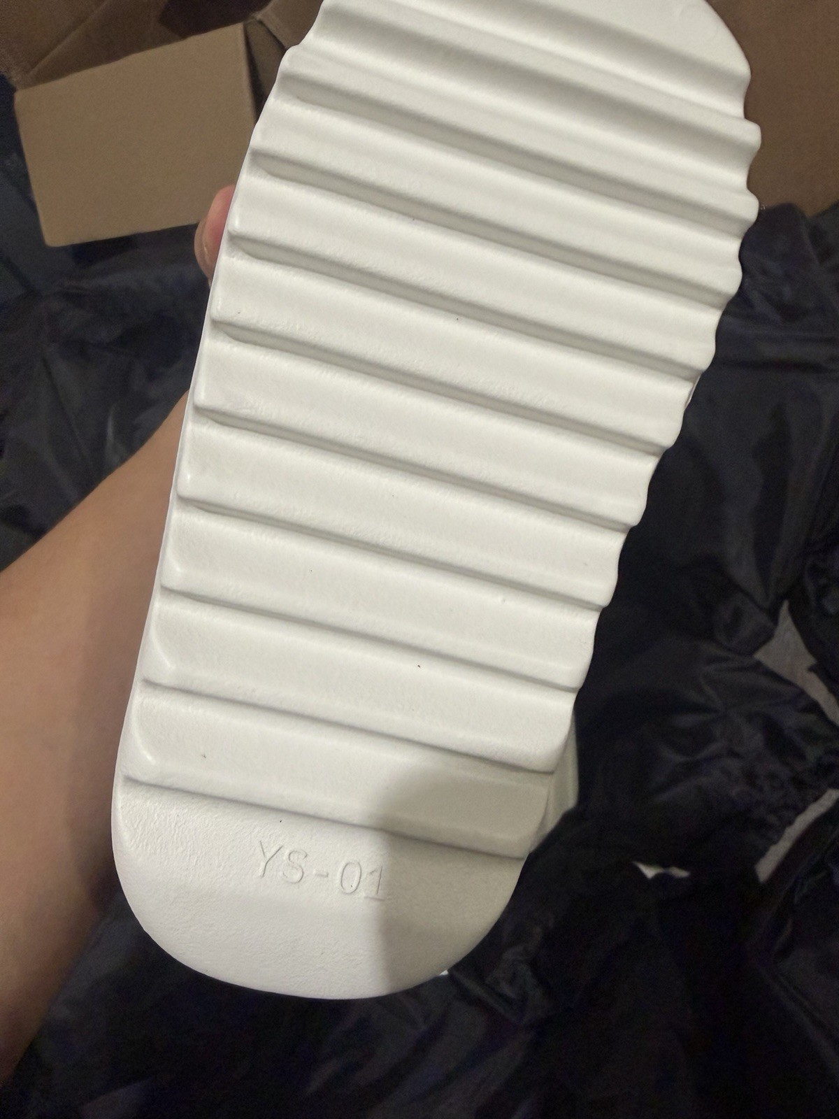 YEEZY SLIDE YZY YS-01 WHITE-SIZE 9 SAME DAY SHIPPING)