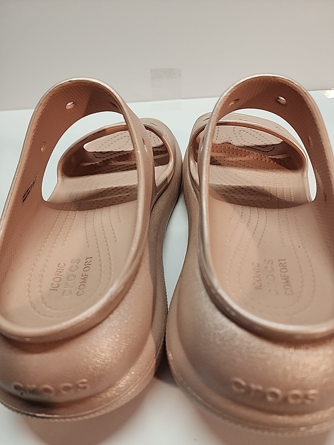 Women’s Crocs Classic Crush Shimmer Sandals in a rose gold color Sz W9 M7