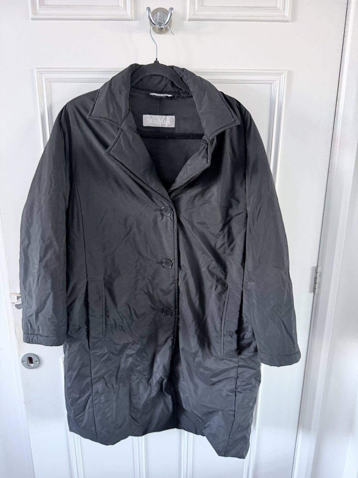 Max Mara quilted coat features a structured collar, IT42 VGC
