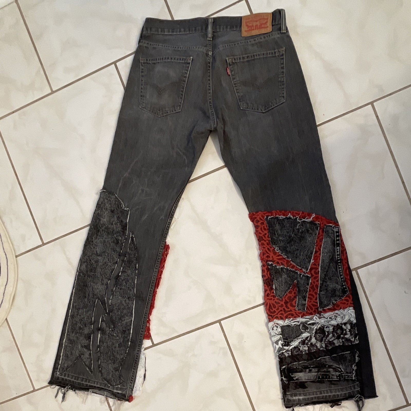 Levi’s Men’s Gray Medium Wash Denim Jeans Slim Straight Mid Rise Distressed