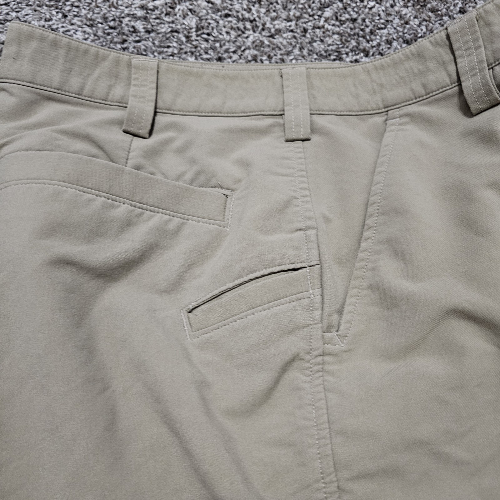 Under Armour Men’s Size 34 Golf Hiking Walking Shorts Beige Tan