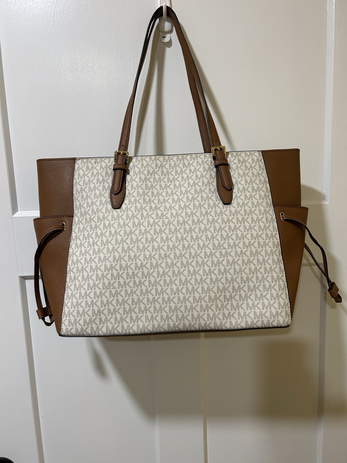 Michael Kors Gilly Large Jet Set Travel Tote MK Signature Handbag – Vanilla