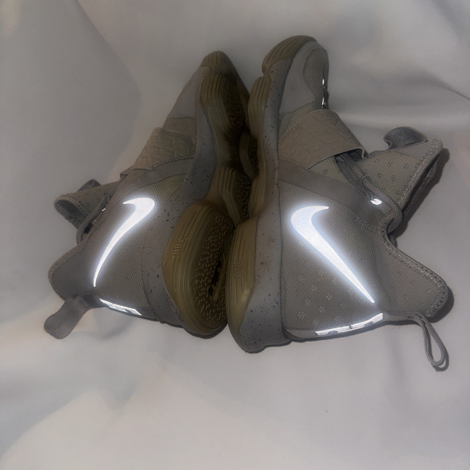 Nike Lebron XIV 14 Men US 9.5 Silver White Reflective Grey James 852405-007