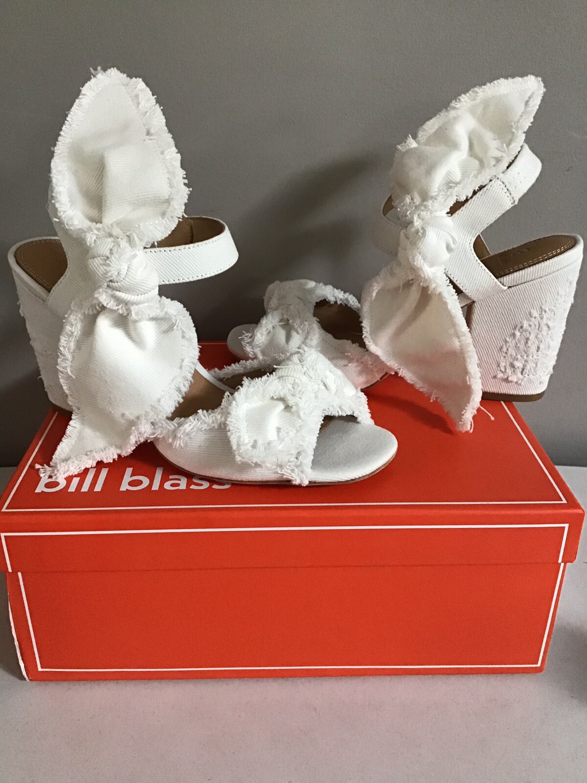 Bill Blass Carmen 90 Women’s Block Heel Bow Sandal White Denim Size 7.5 M NWB