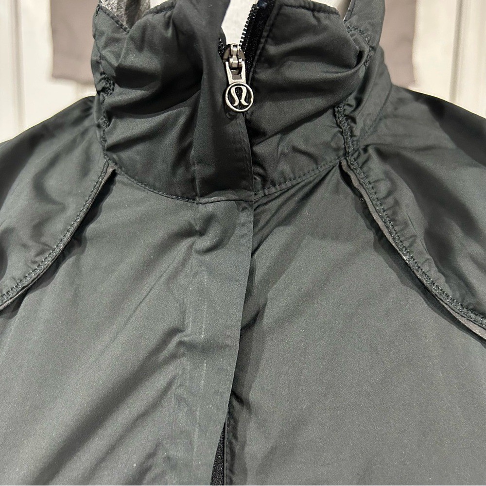 Lululemon Run Essential Jacket Black / Anthracite Grey Sz 6