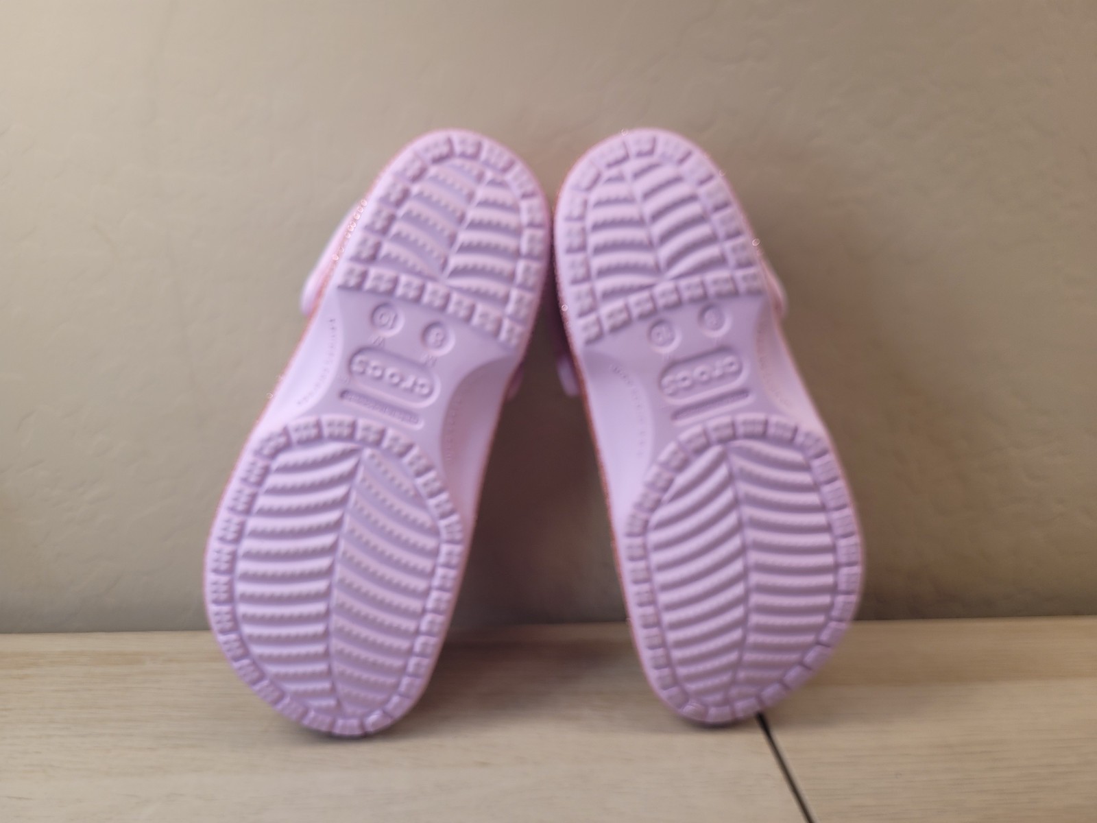Crocs Classic Pink Glitter Baya Clogs Womens Size 10 EUC/ EXCELLENT