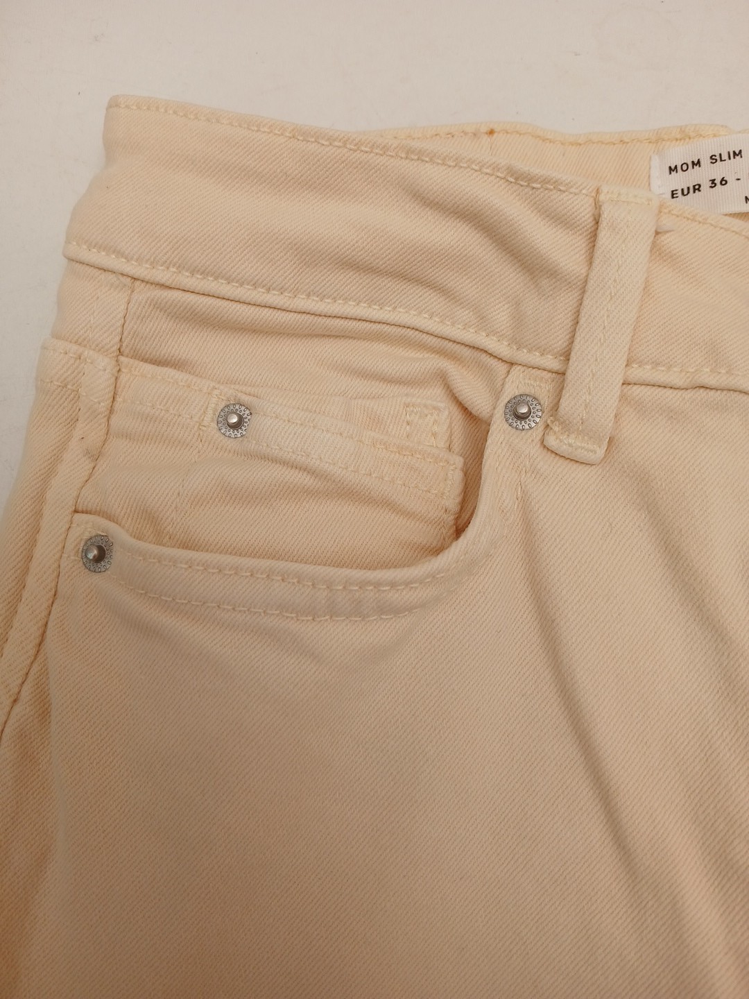 Stradivarius Mom Slim Fit Light Beige Denim Jeans with Stretch Size UK 8 Leg 28″